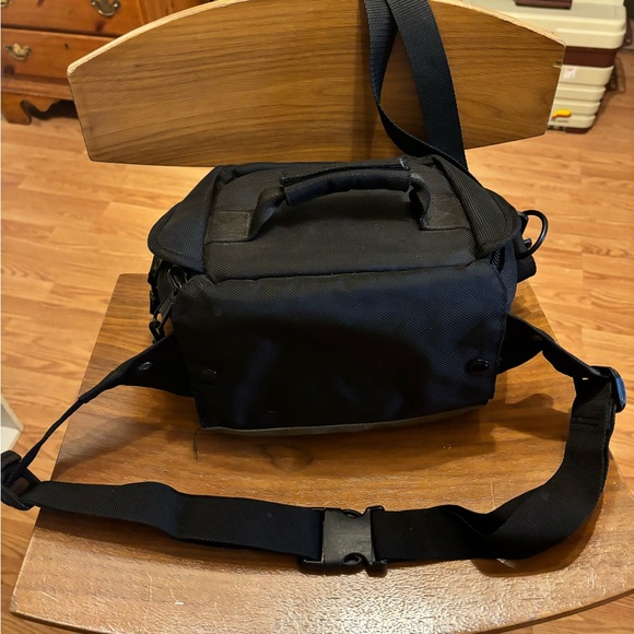 Canon 100EG Custom Gadget Bag
Water-repellent nylon
Carry handle
Shoulder strap - Picture 2 of 10